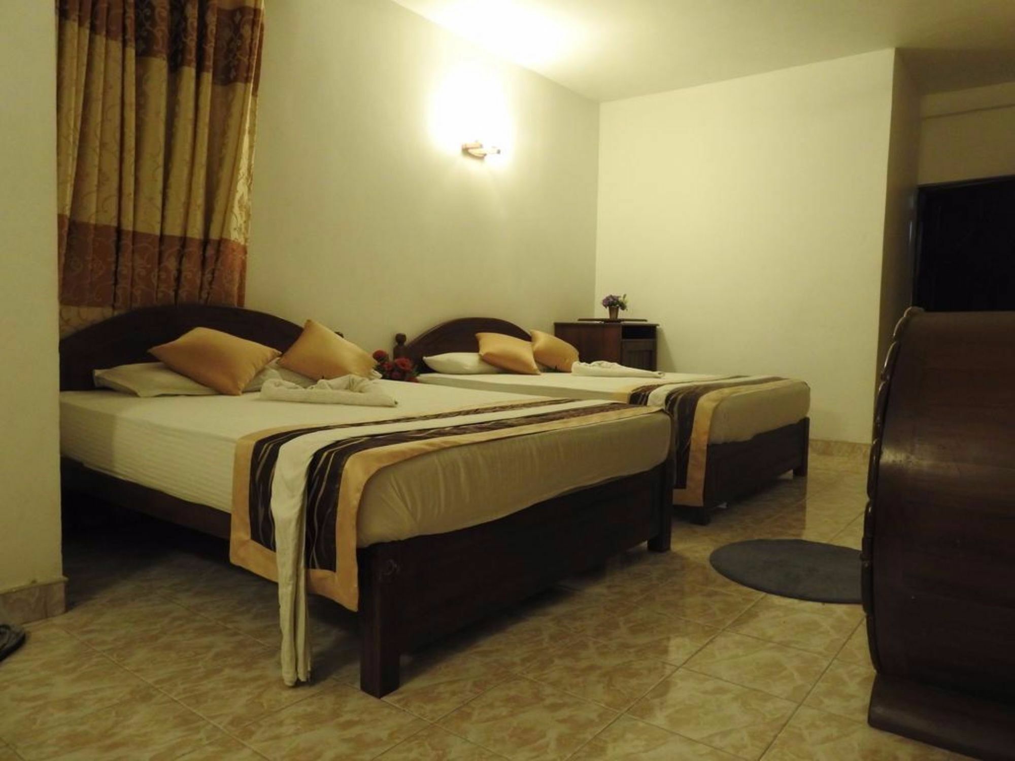 Oak Wood Inn Kandy Bagian luar foto